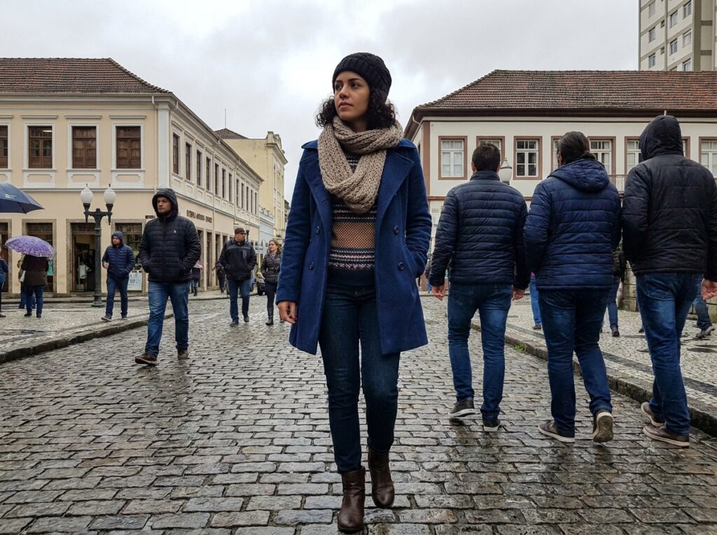 Camadas no inverno aquecem como casaco grosso, sem virar marshmallow. Saiba a técnica certa para manter a silhueta.